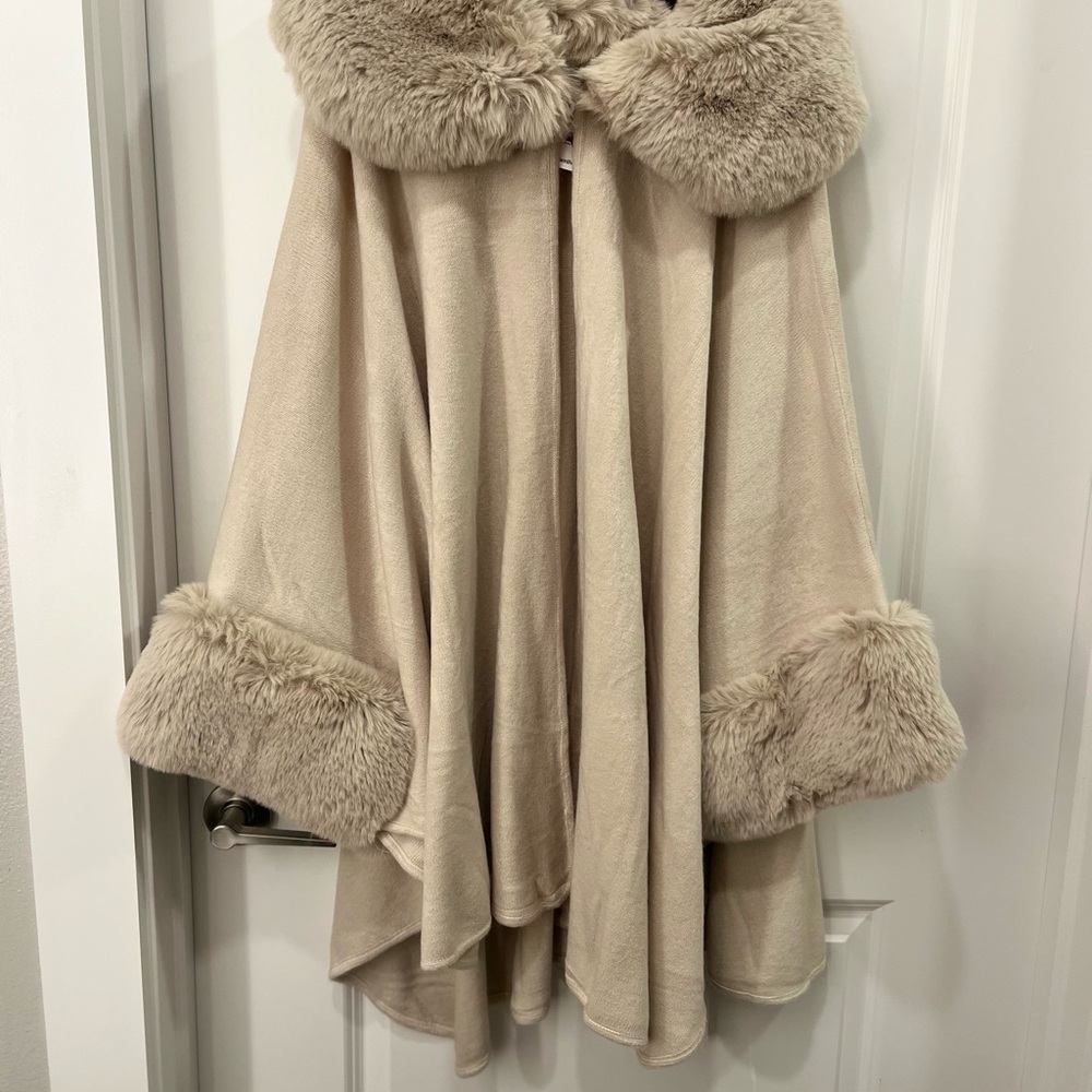 Cream Cape with Plush Faux Fur Trim and Elegant Draped Silhouette